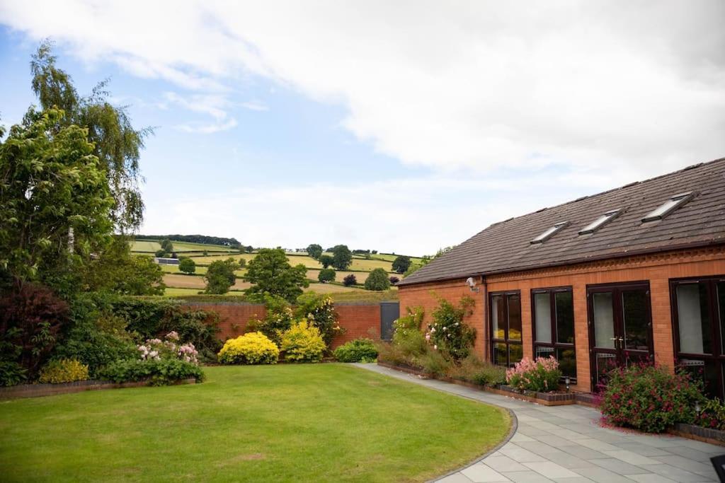 Vast, Elegant Home With Indoor Pool & Sauna Near Popular Golf Course Kington  Exteriör bild