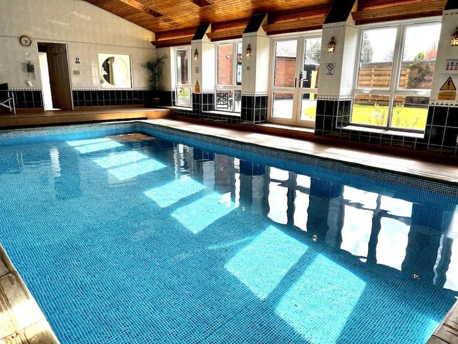 Vast, Elegant Home With Indoor Pool & Sauna Near Popular Golf Course Kington  Exteriör bild
