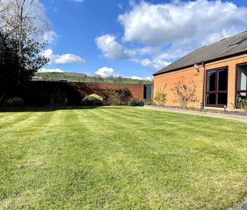 Vast, Elegant Home With Indoor Pool & Sauna Near Popular Golf Course Kington  Exteriör bild