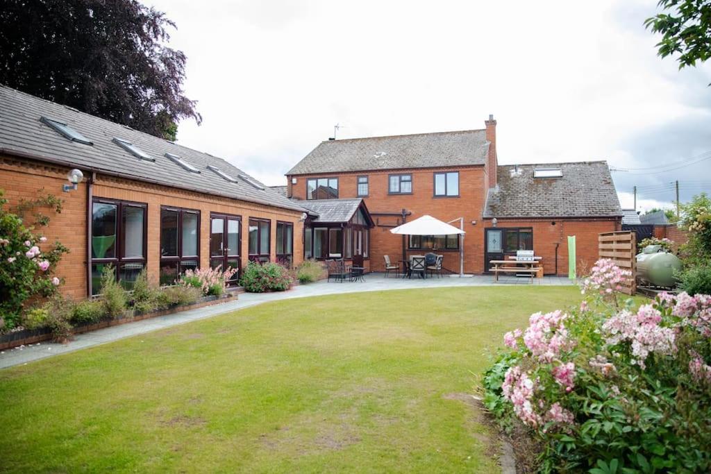 Vast, Elegant Home With Indoor Pool & Sauna Near Popular Golf Course Kington  Exteriör bild
