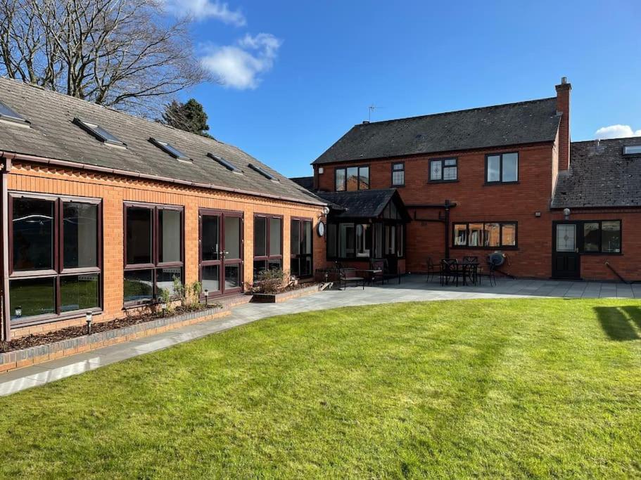 Vast, Elegant Home With Indoor Pool & Sauna Near Popular Golf Course Kington  Exteriör bild