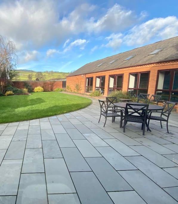 Vast, Elegant Home With Indoor Pool & Sauna Near Popular Golf Course Kington  Exteriör bild