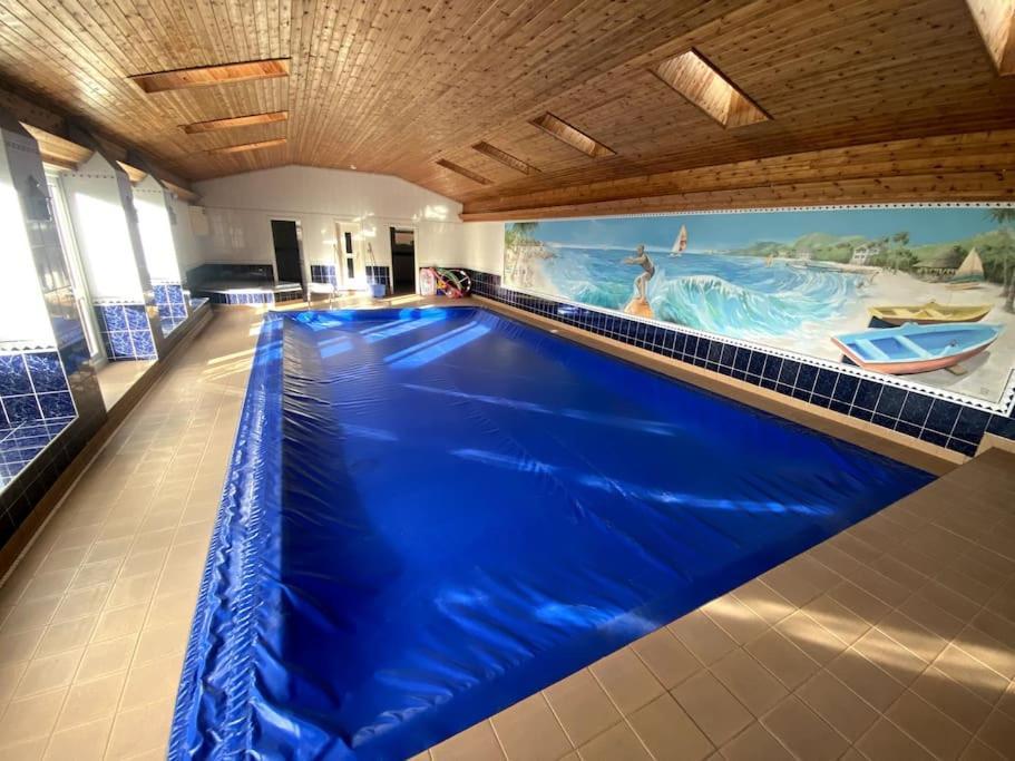 Vast, Elegant Home With Indoor Pool & Sauna Near Popular Golf Course Kington  Exteriör bild