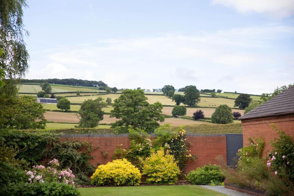 Vast, Elegant Home With Indoor Pool & Sauna Near Popular Golf Course Kington  Exteriör bild