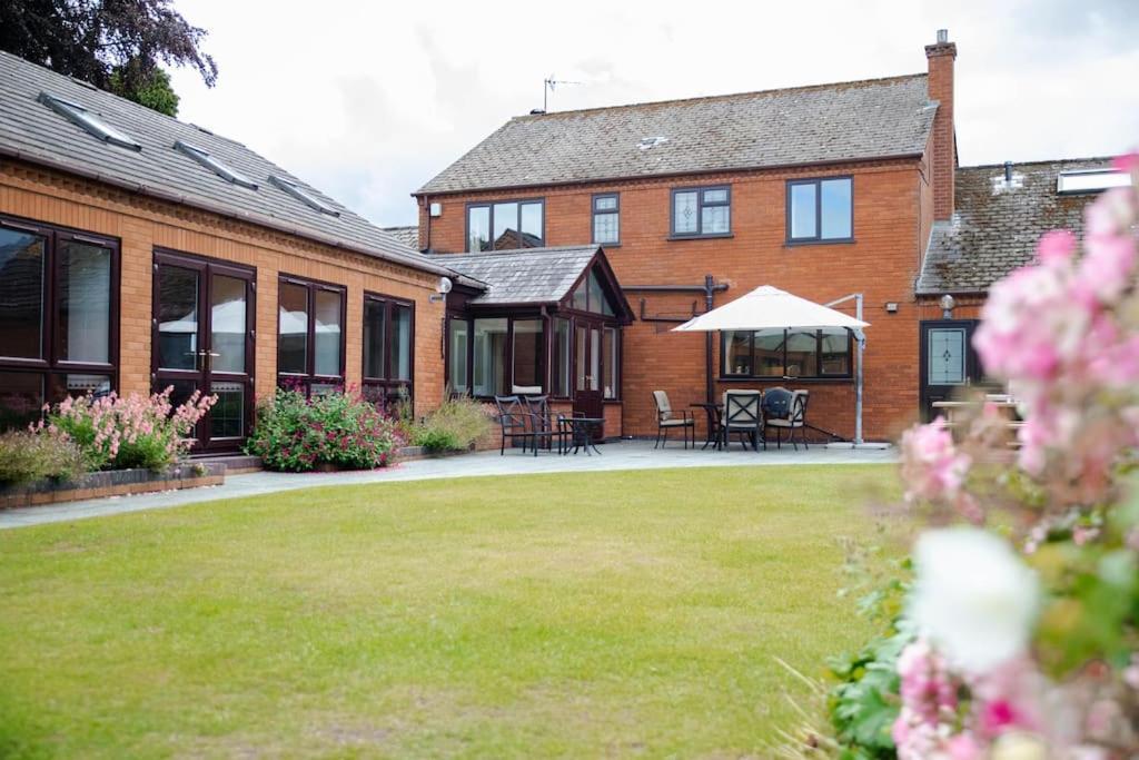 Vast, Elegant Home With Indoor Pool & Sauna Near Popular Golf Course Kington  Exteriör bild