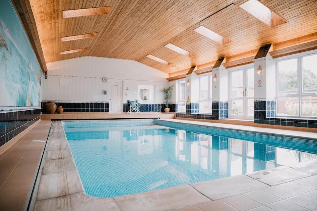 Vast, Elegant Home With Indoor Pool & Sauna Near Popular Golf Course Kington  Exteriör bild