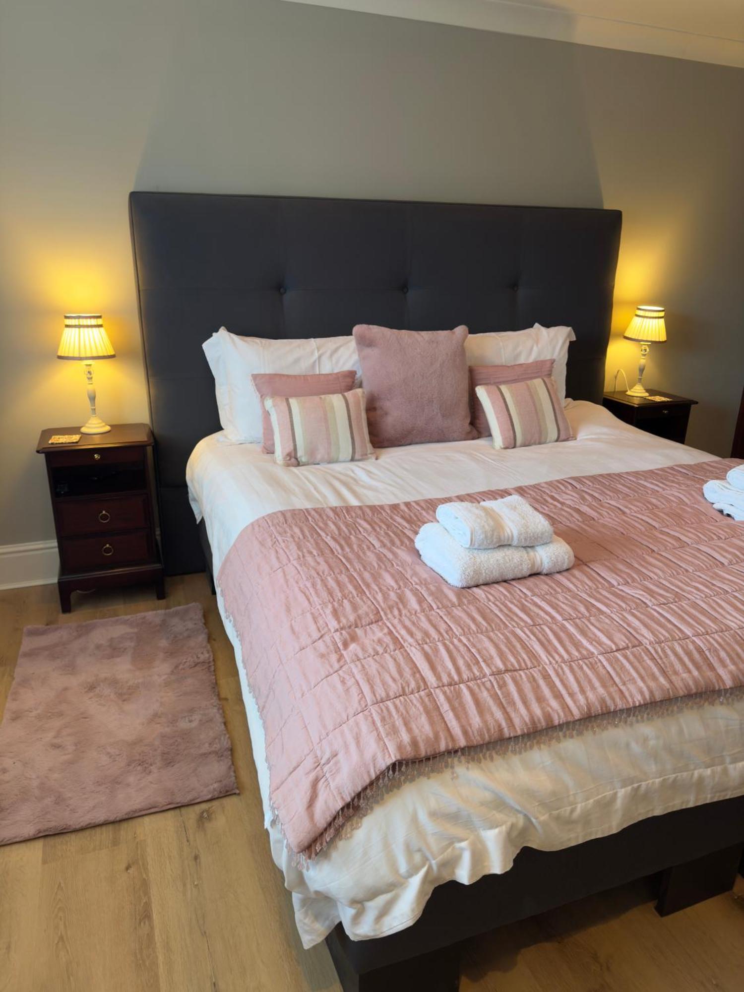 Vast, Elegant Home With Indoor Pool & Sauna Near Popular Golf Course Kington  Exteriör bild