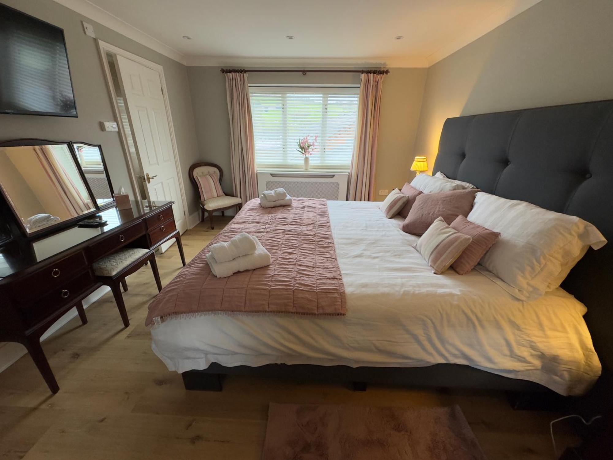 Vast, Elegant Home With Indoor Pool & Sauna Near Popular Golf Course Kington  Exteriör bild