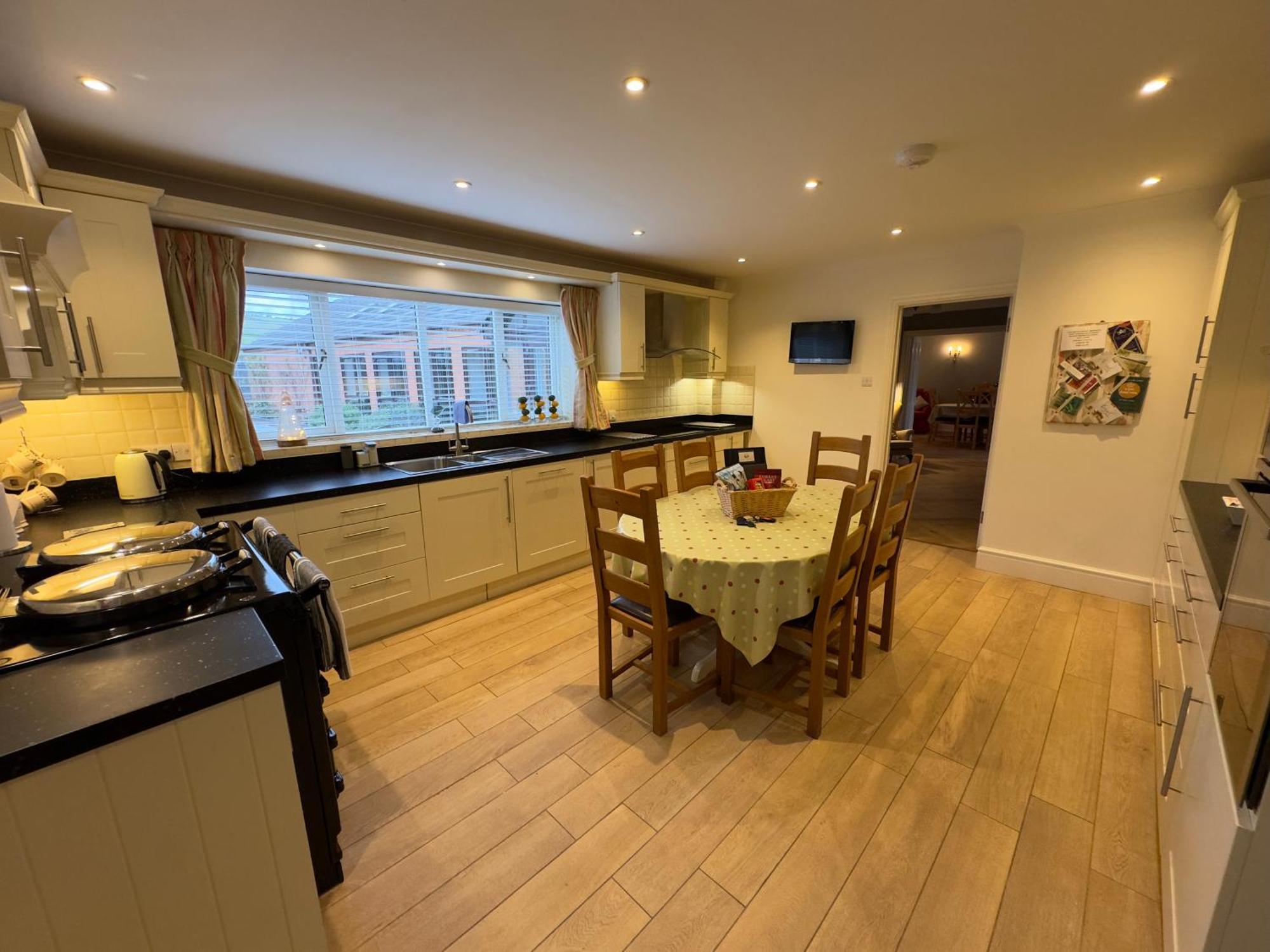 Vast, Elegant Home With Indoor Pool & Sauna Near Popular Golf Course Kington  Exteriör bild