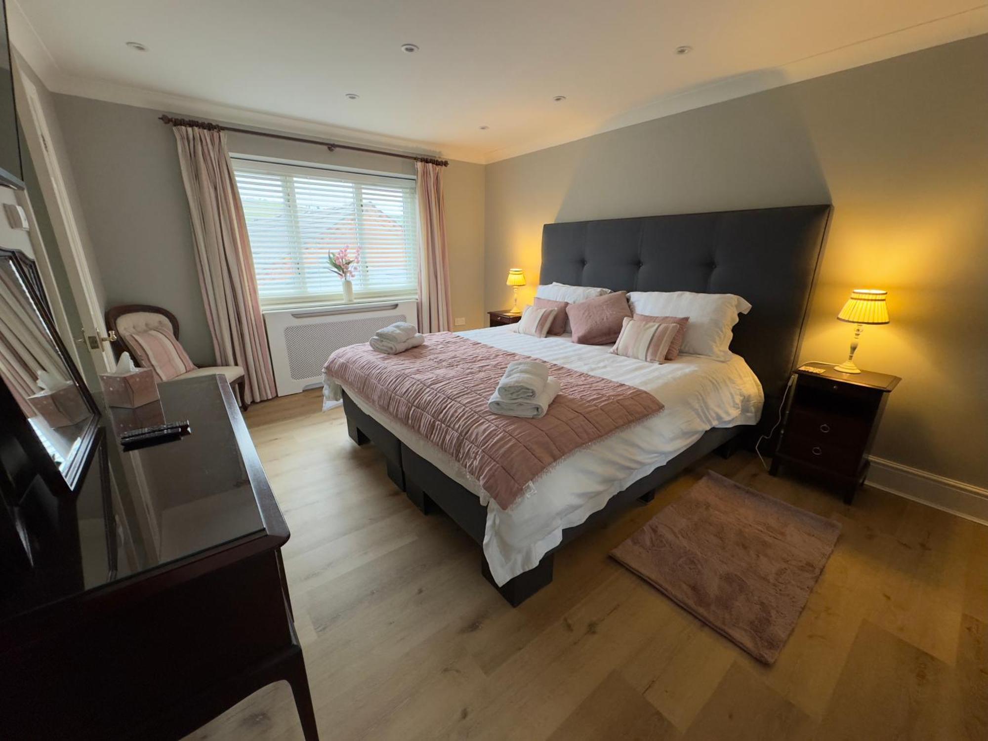 Vast, Elegant Home With Indoor Pool & Sauna Near Popular Golf Course Kington  Exteriör bild