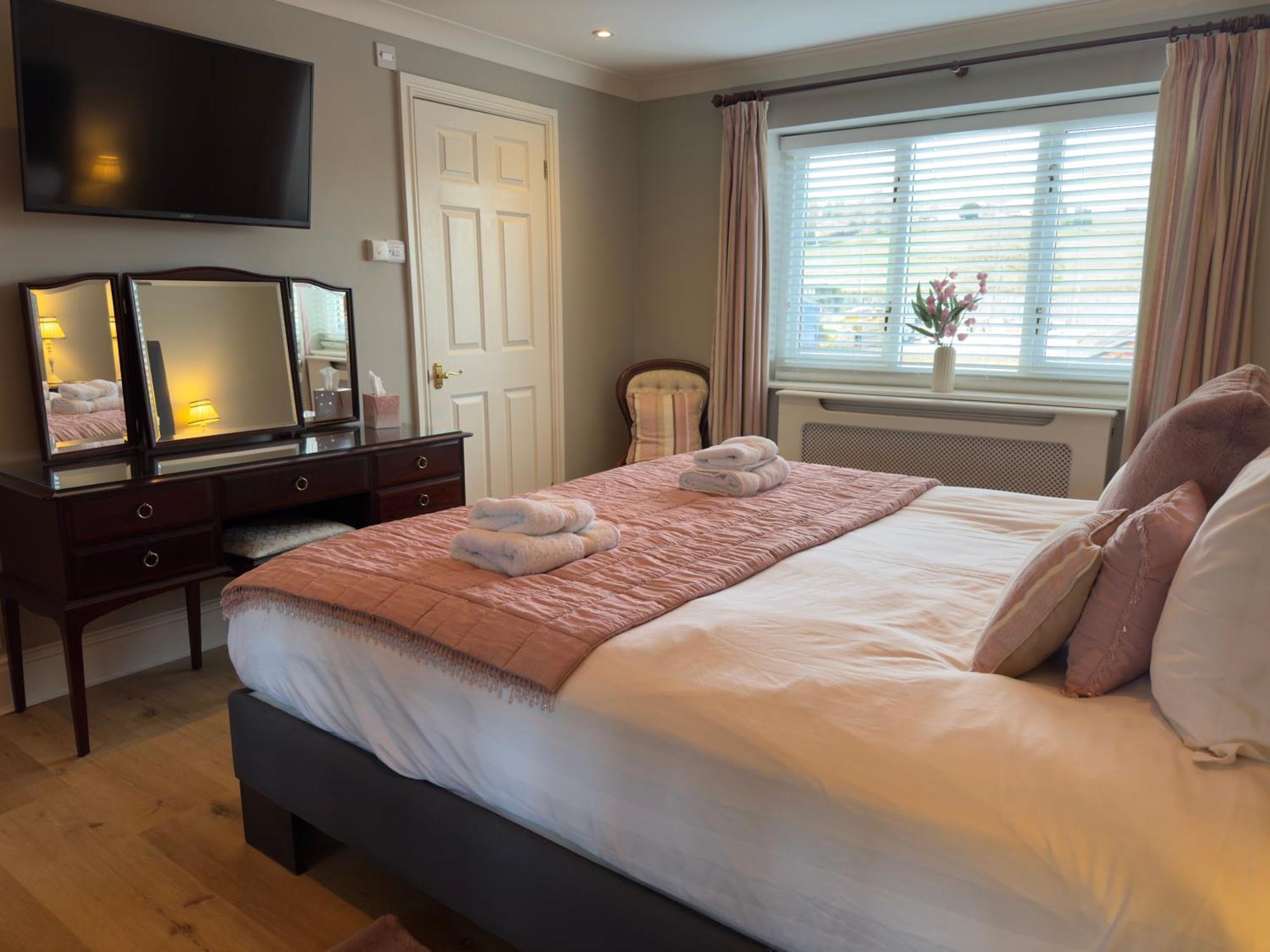 Vast, Elegant Home With Indoor Pool & Sauna Near Popular Golf Course Kington  Exteriör bild