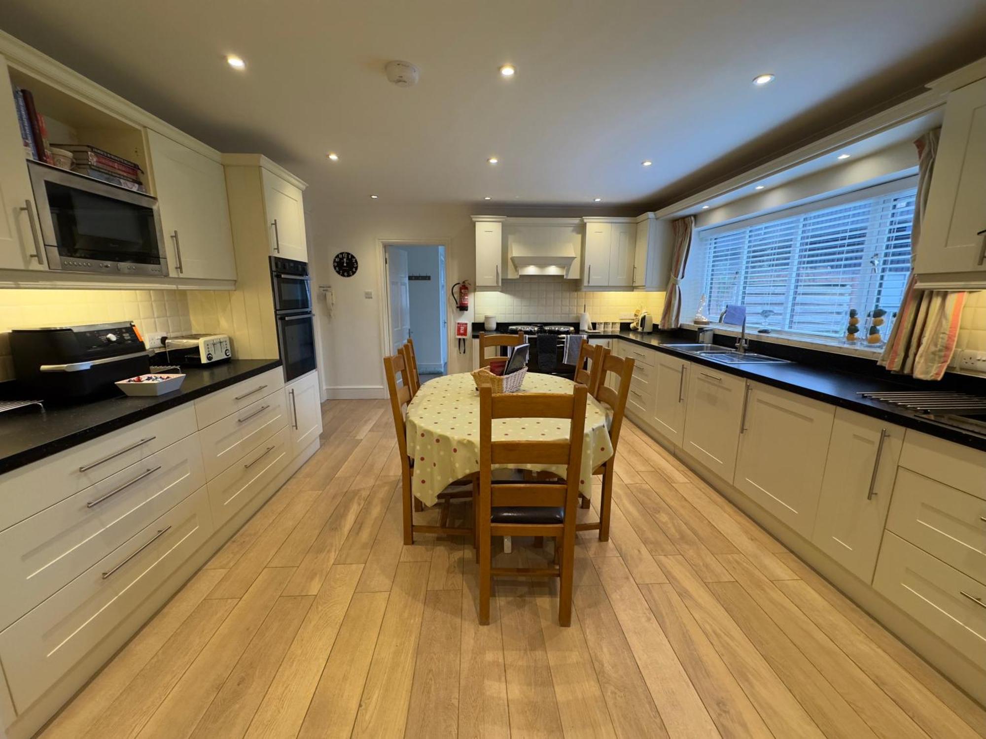 Vast, Elegant Home With Indoor Pool & Sauna Near Popular Golf Course Kington  Exteriör bild