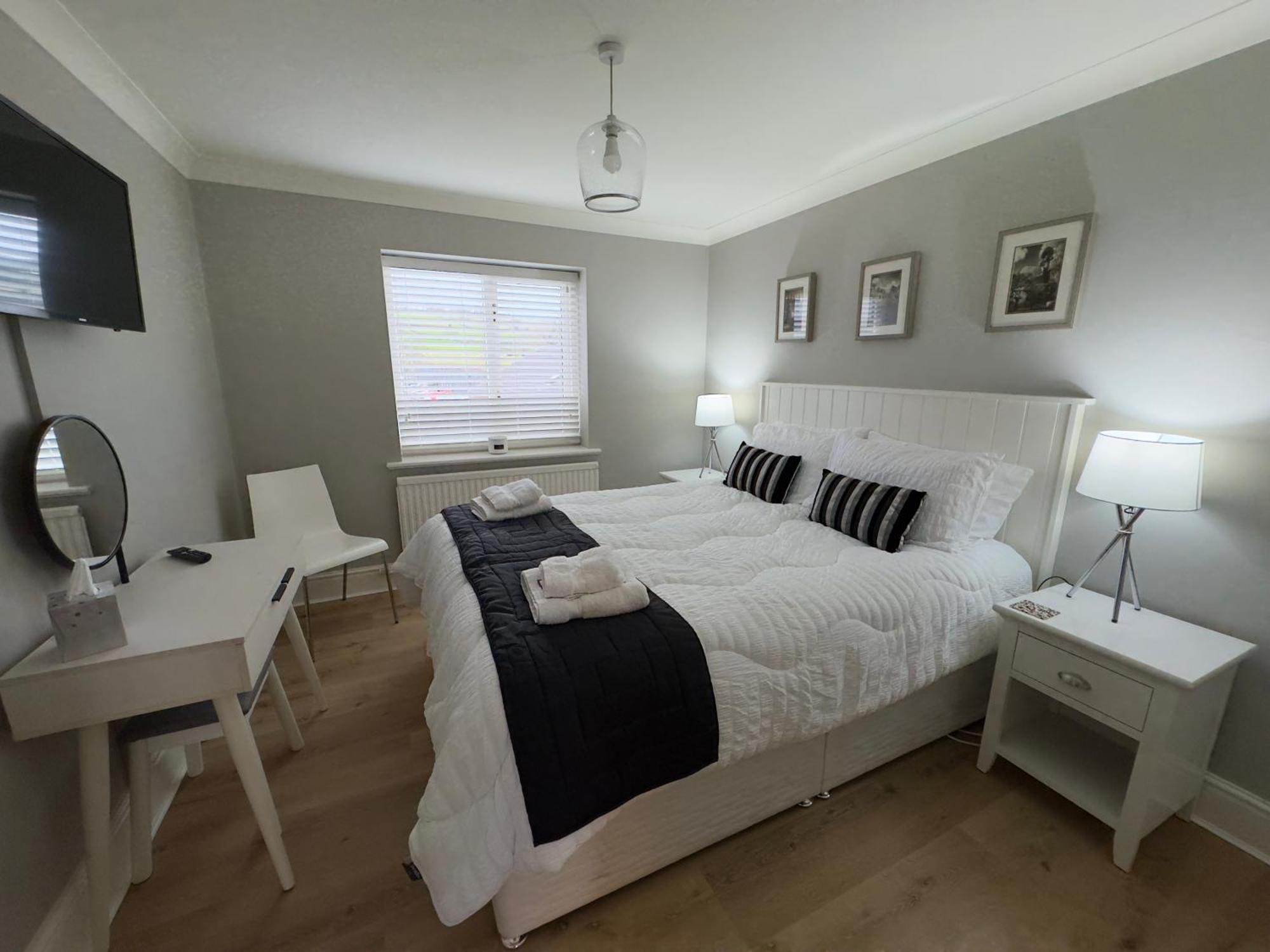 Vast, Elegant Home With Indoor Pool & Sauna Near Popular Golf Course Kington  Exteriör bild