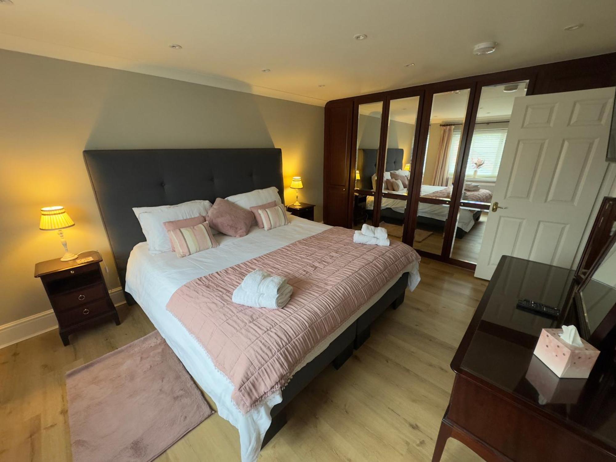 Vast, Elegant Home With Indoor Pool & Sauna Near Popular Golf Course Kington  Exteriör bild