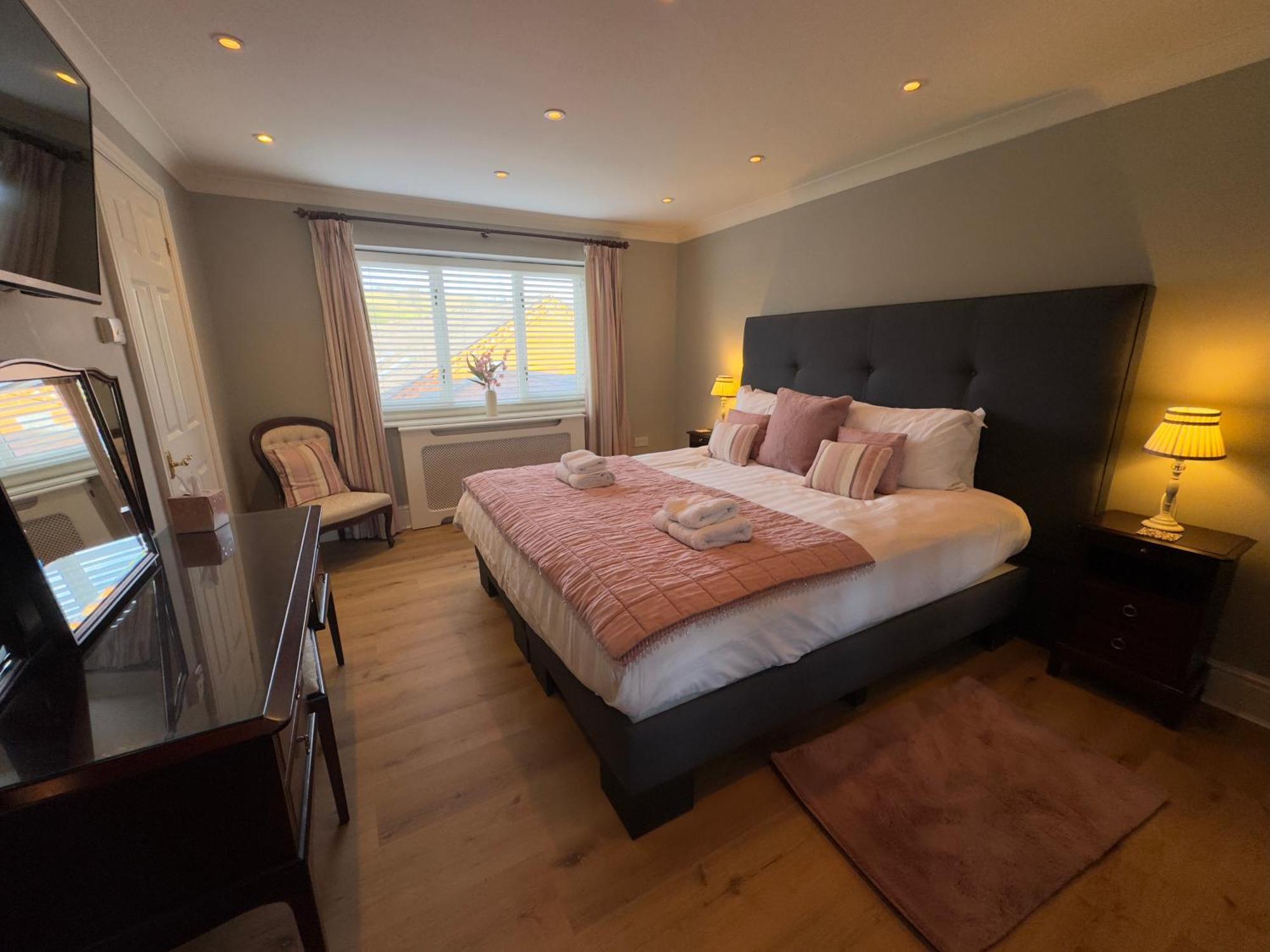 Vast, Elegant Home With Indoor Pool & Sauna Near Popular Golf Course Kington  Exteriör bild