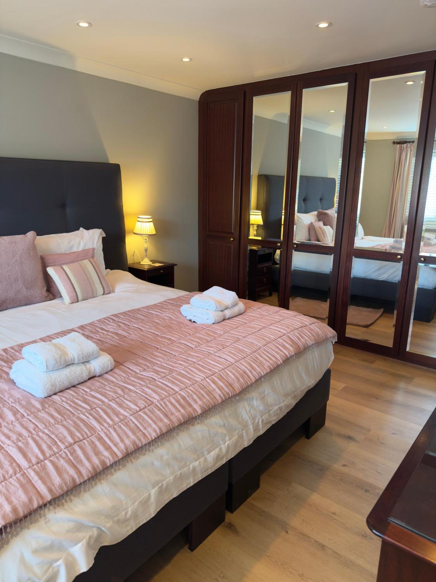 Vast, Elegant Home With Indoor Pool & Sauna Near Popular Golf Course Kington  Exteriör bild