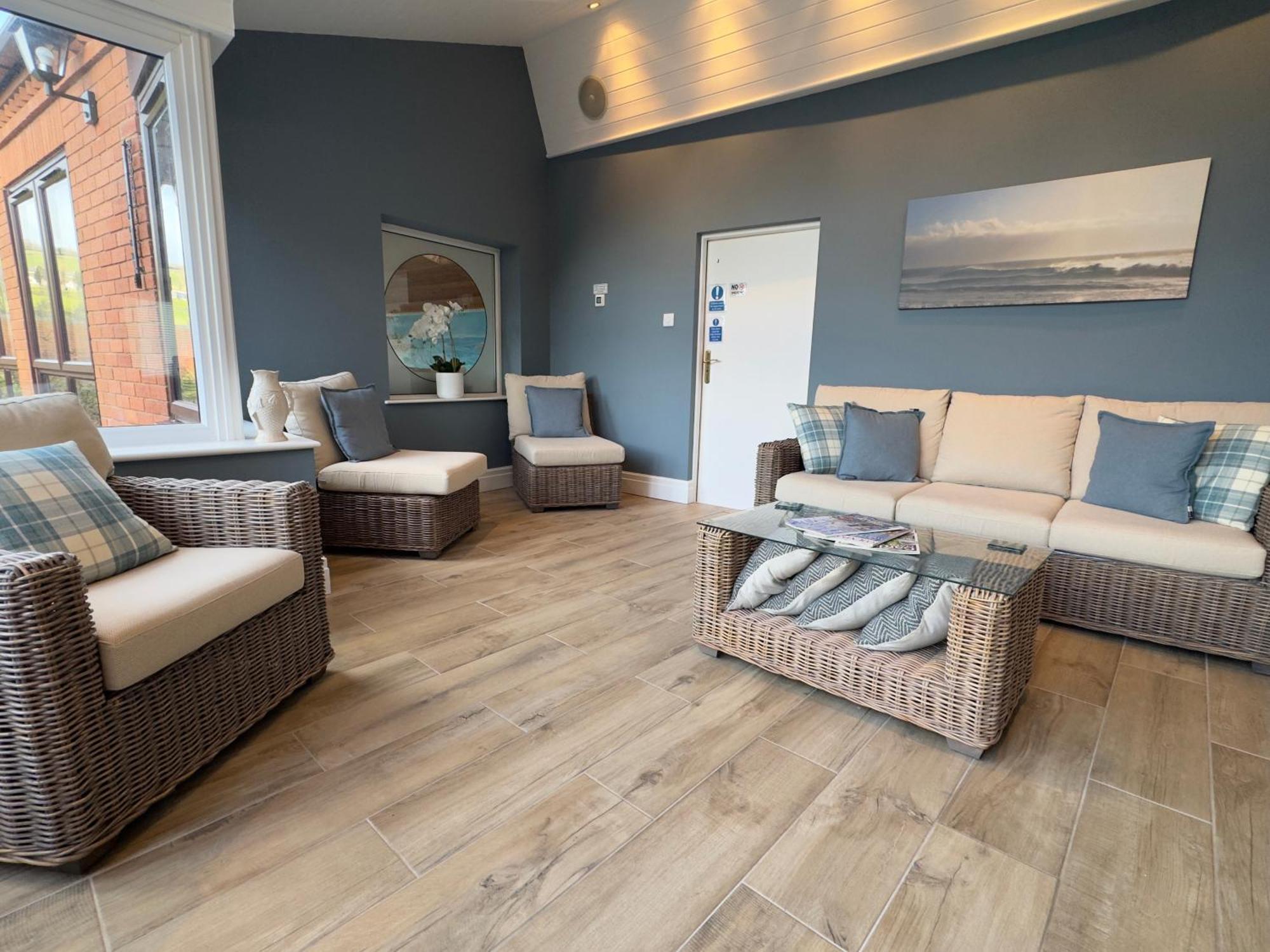Vast, Elegant Home With Indoor Pool & Sauna Near Popular Golf Course Kington  Exteriör bild