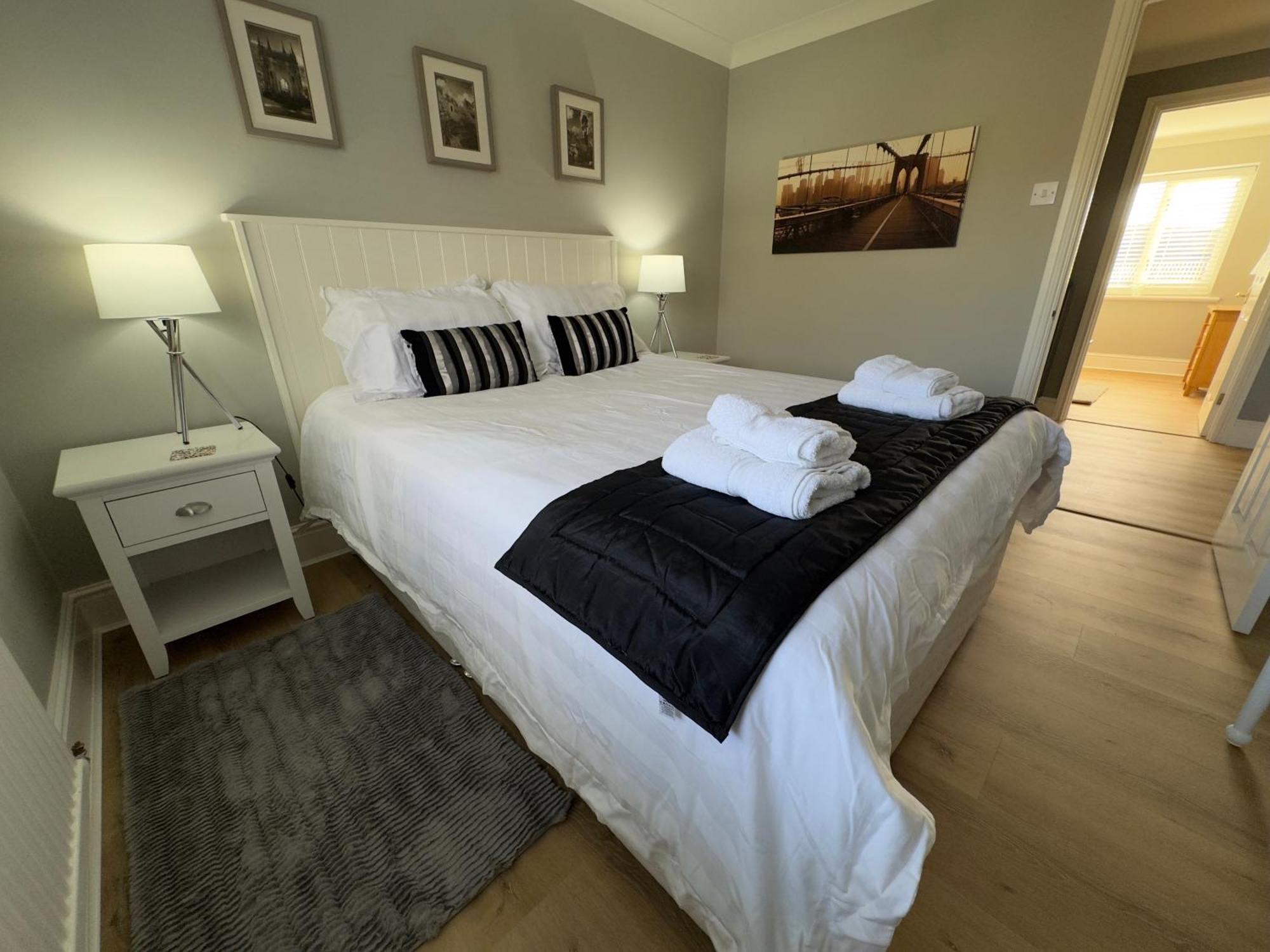 Vast, Elegant Home With Indoor Pool & Sauna Near Popular Golf Course Kington  Exteriör bild
