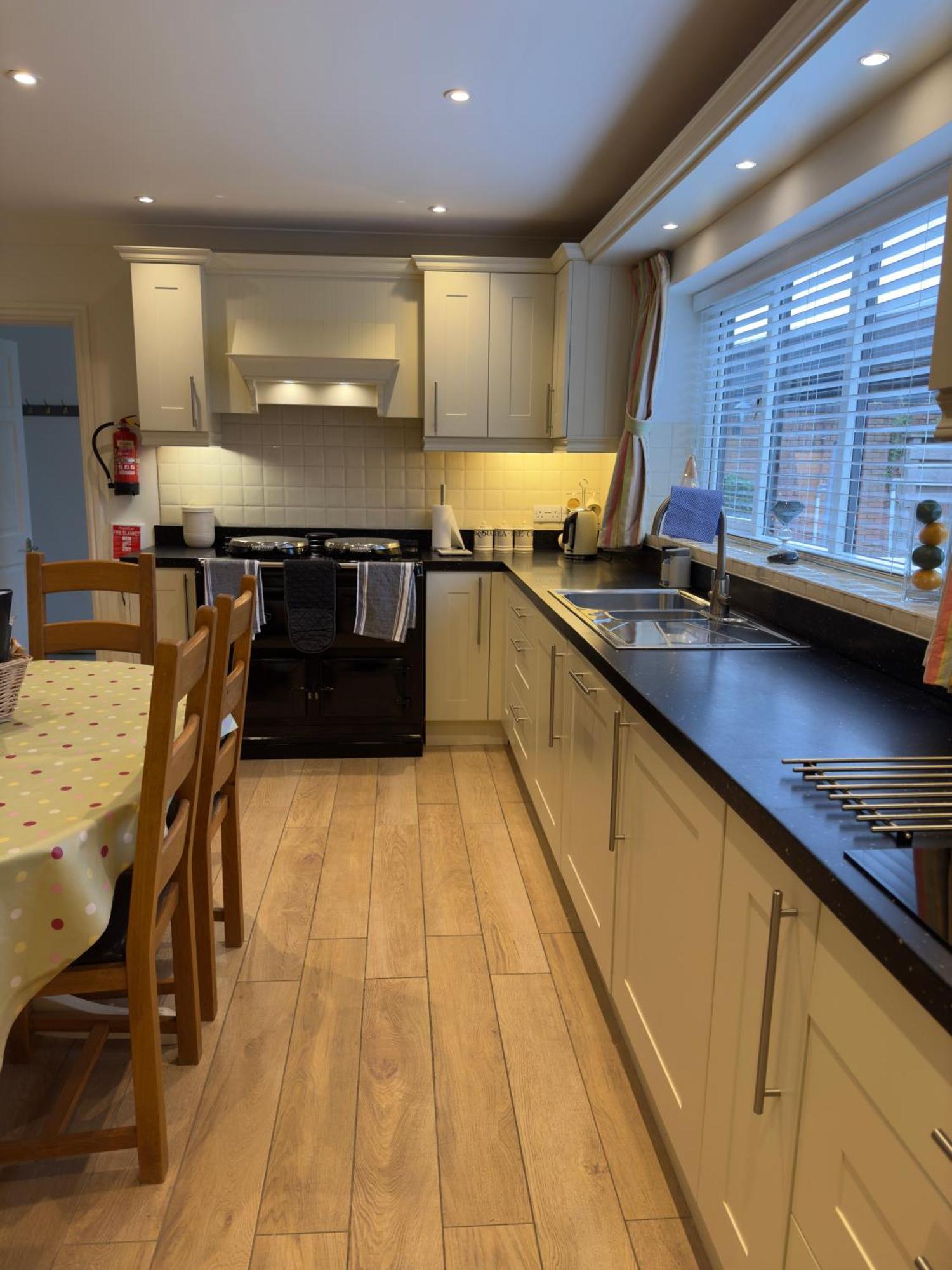 Vast, Elegant Home With Indoor Pool & Sauna Near Popular Golf Course Kington  Exteriör bild